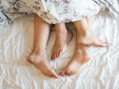 Couples-feet-in-bed